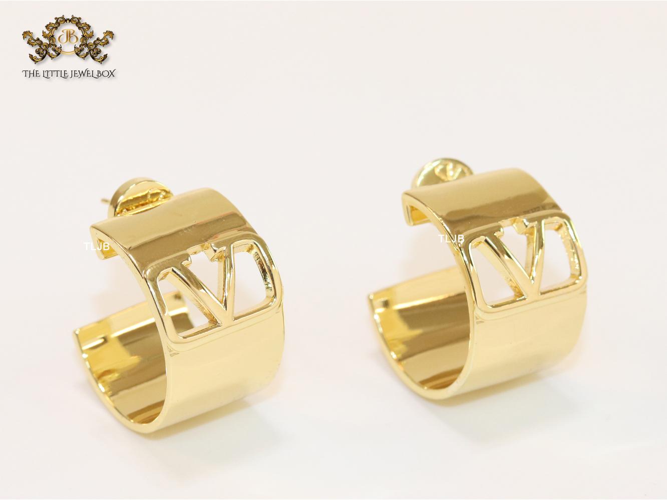 Alphabet V in gold small hoops