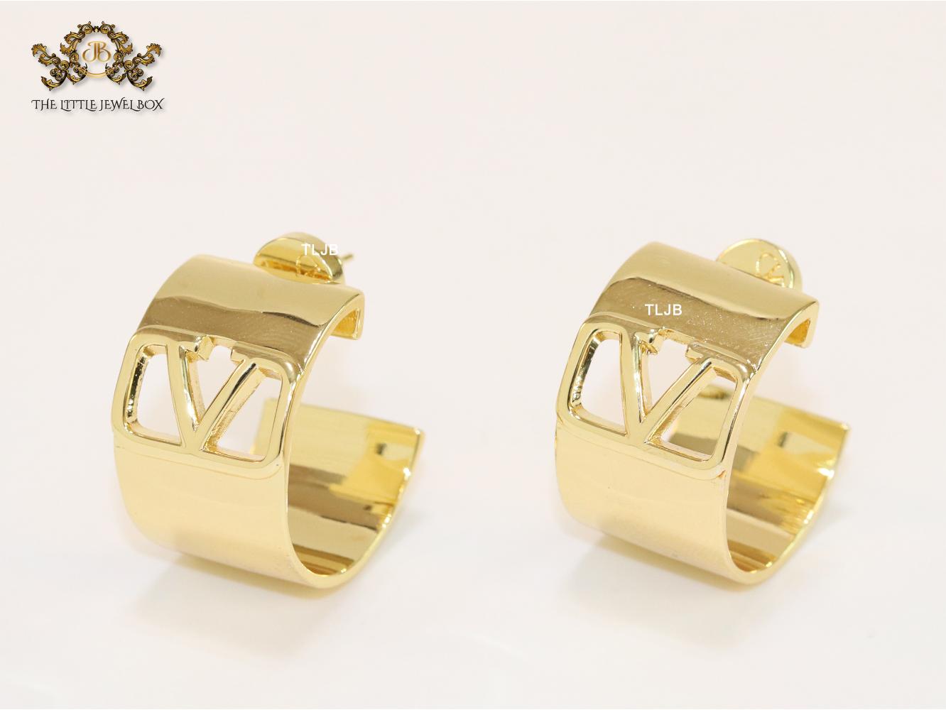Alphabet V in gold small hoops