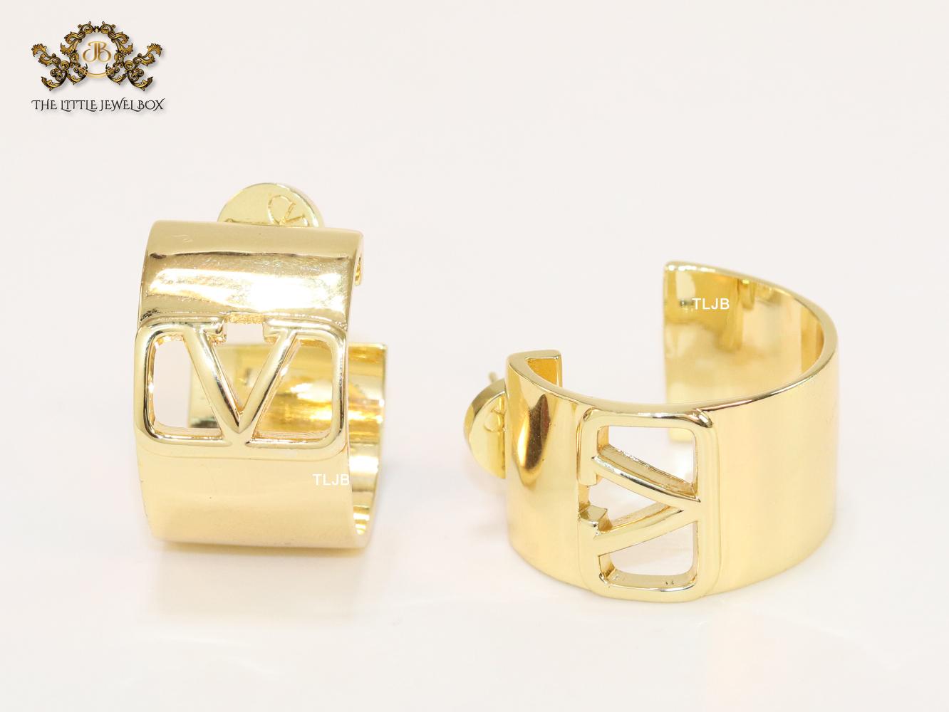 Alphabet V in gold small hoops
