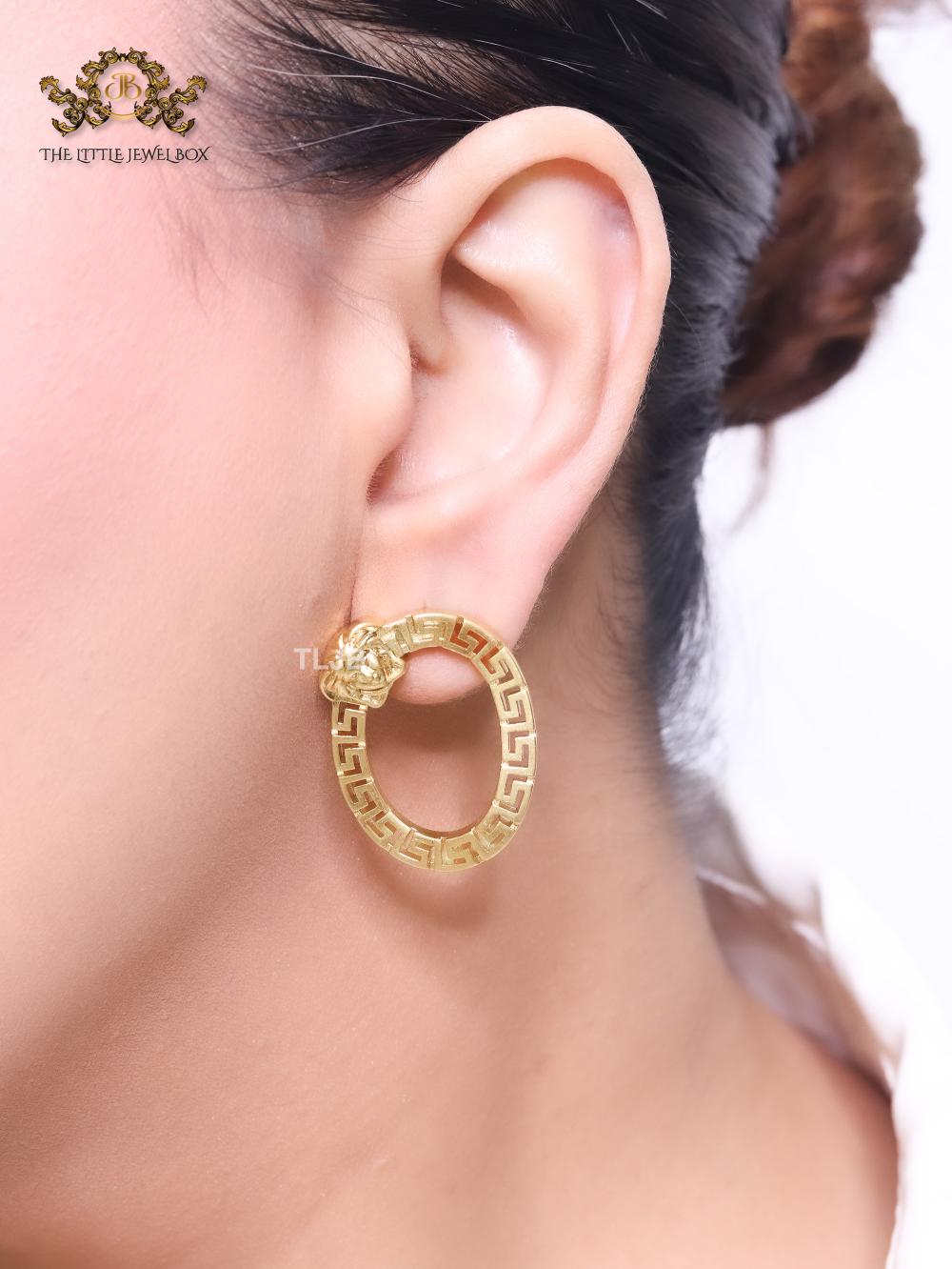 Medusa round gold studs