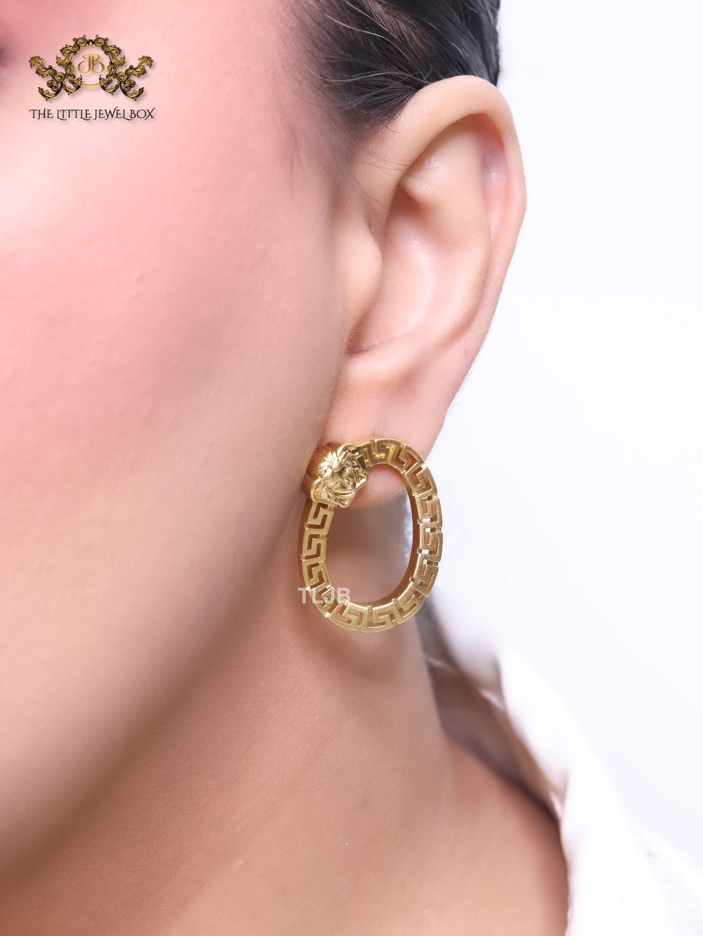 Medusa round gold studs