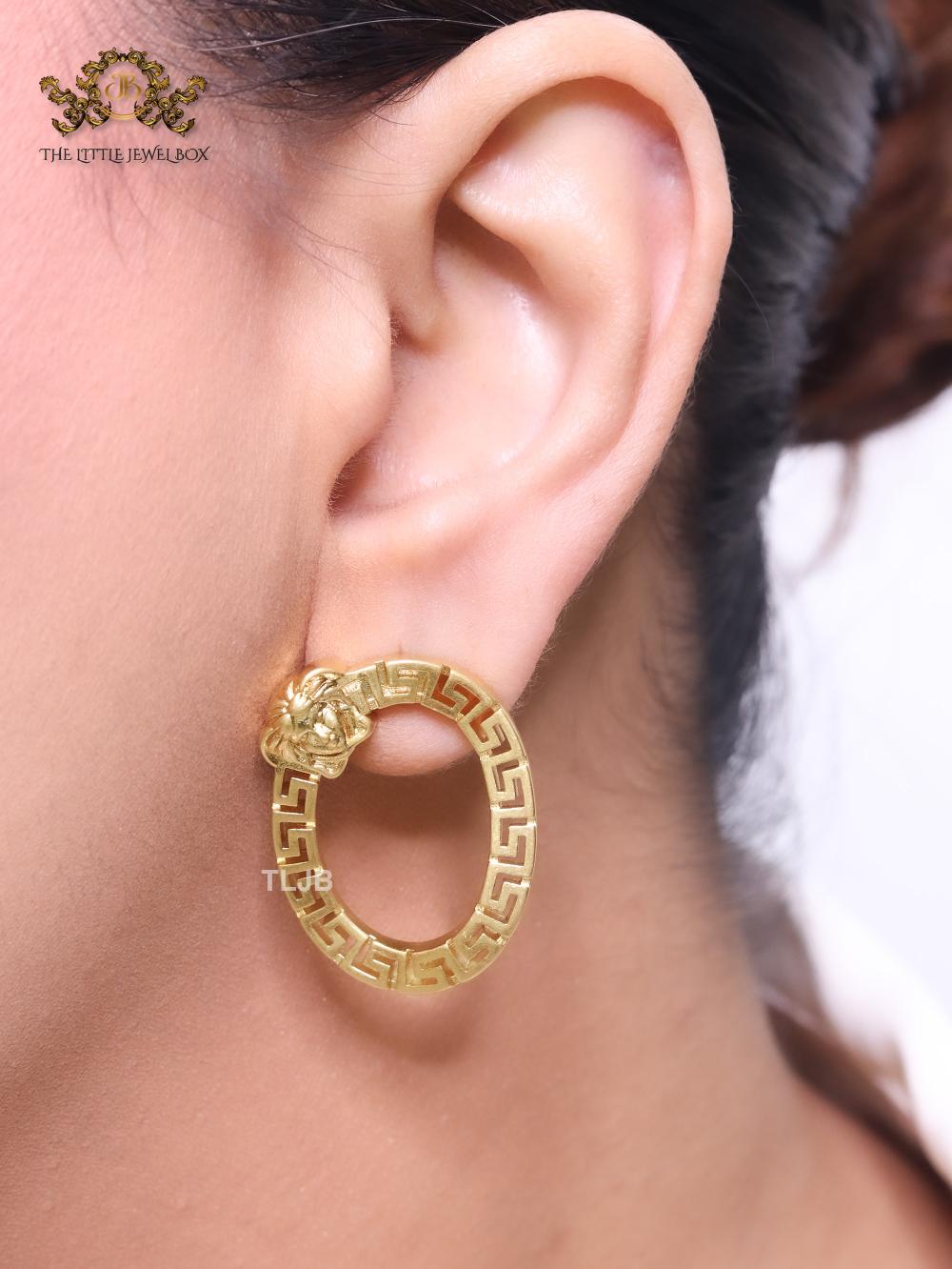 Medusa round gold studs