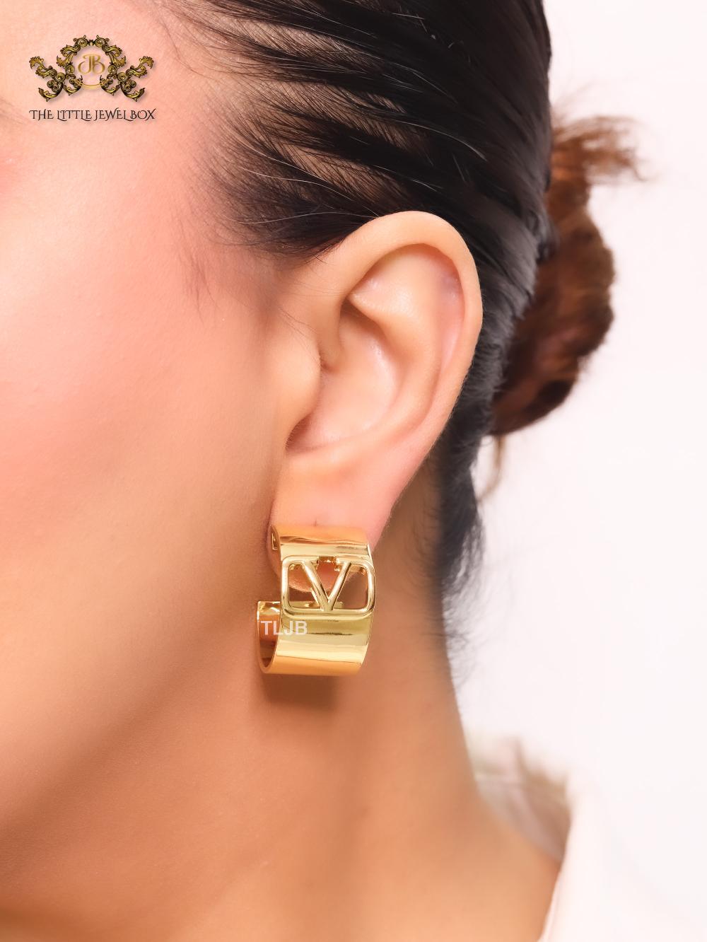 Alphabet V in gold small hoops
