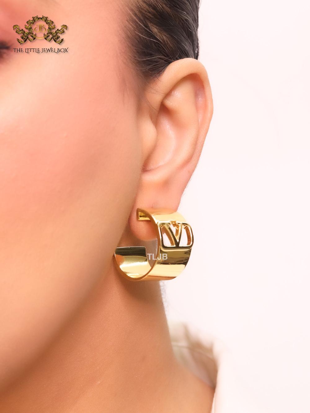 Alphabet V in gold small hoops