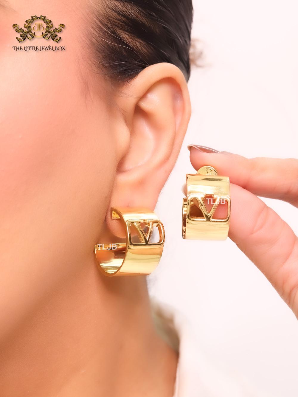 Alphabet V in gold small hoops