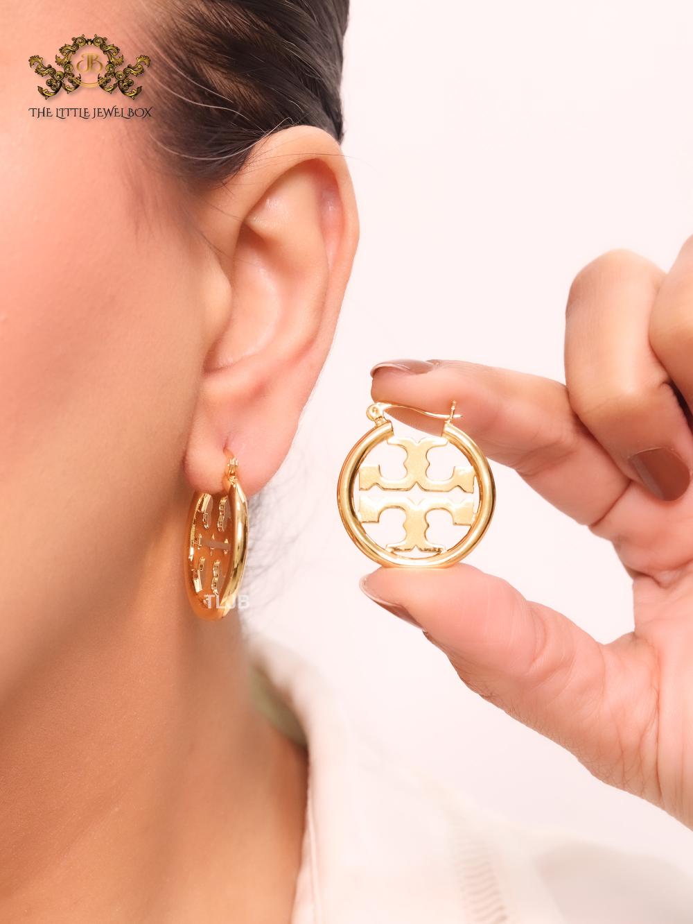 Alphabet T gold small hoops 27 mm
