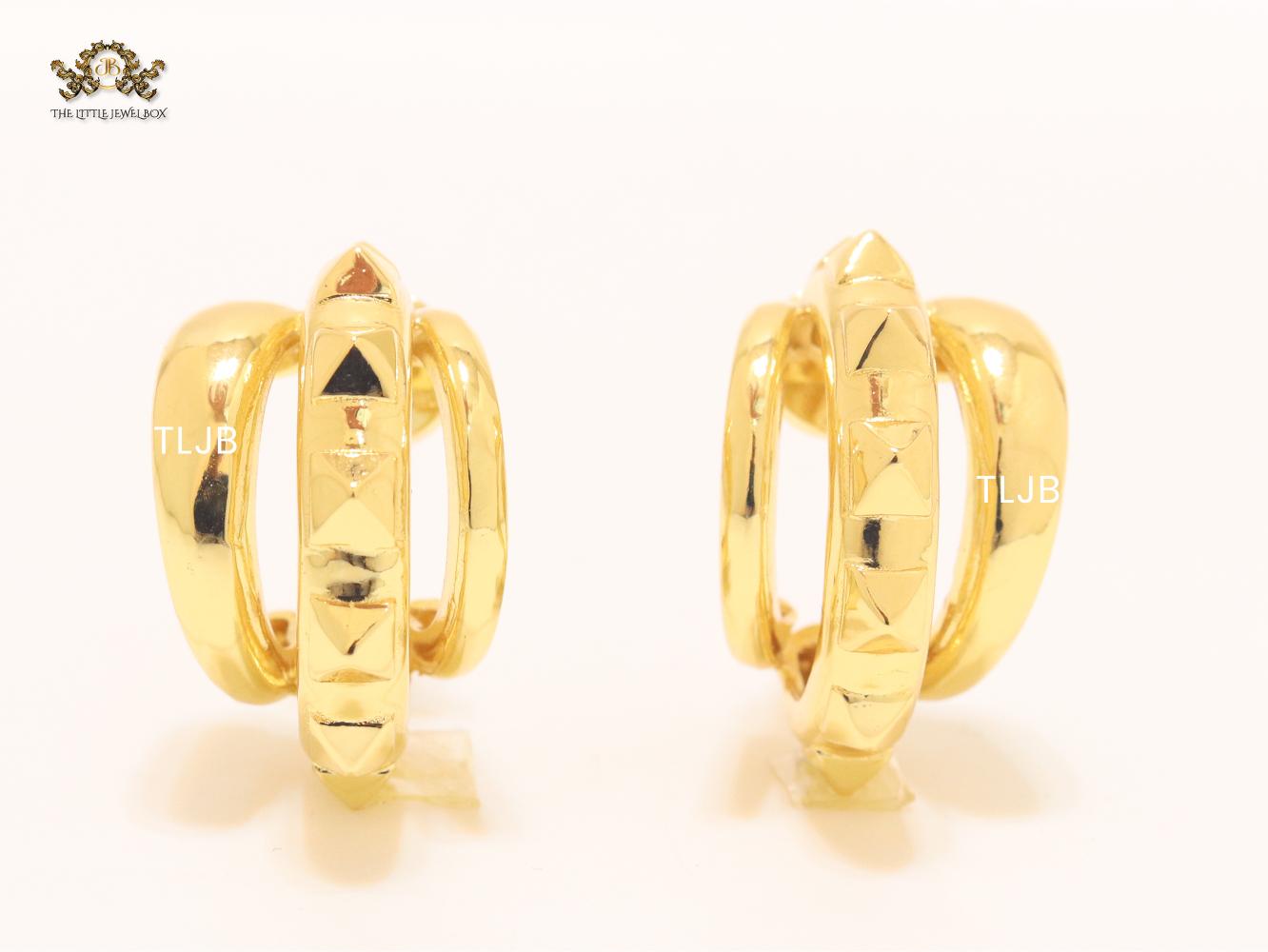 Alphabet V Chunky gold hoops
