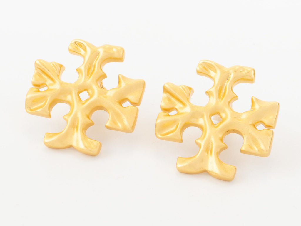 Gold earrings with T motifs matt finish clip ons