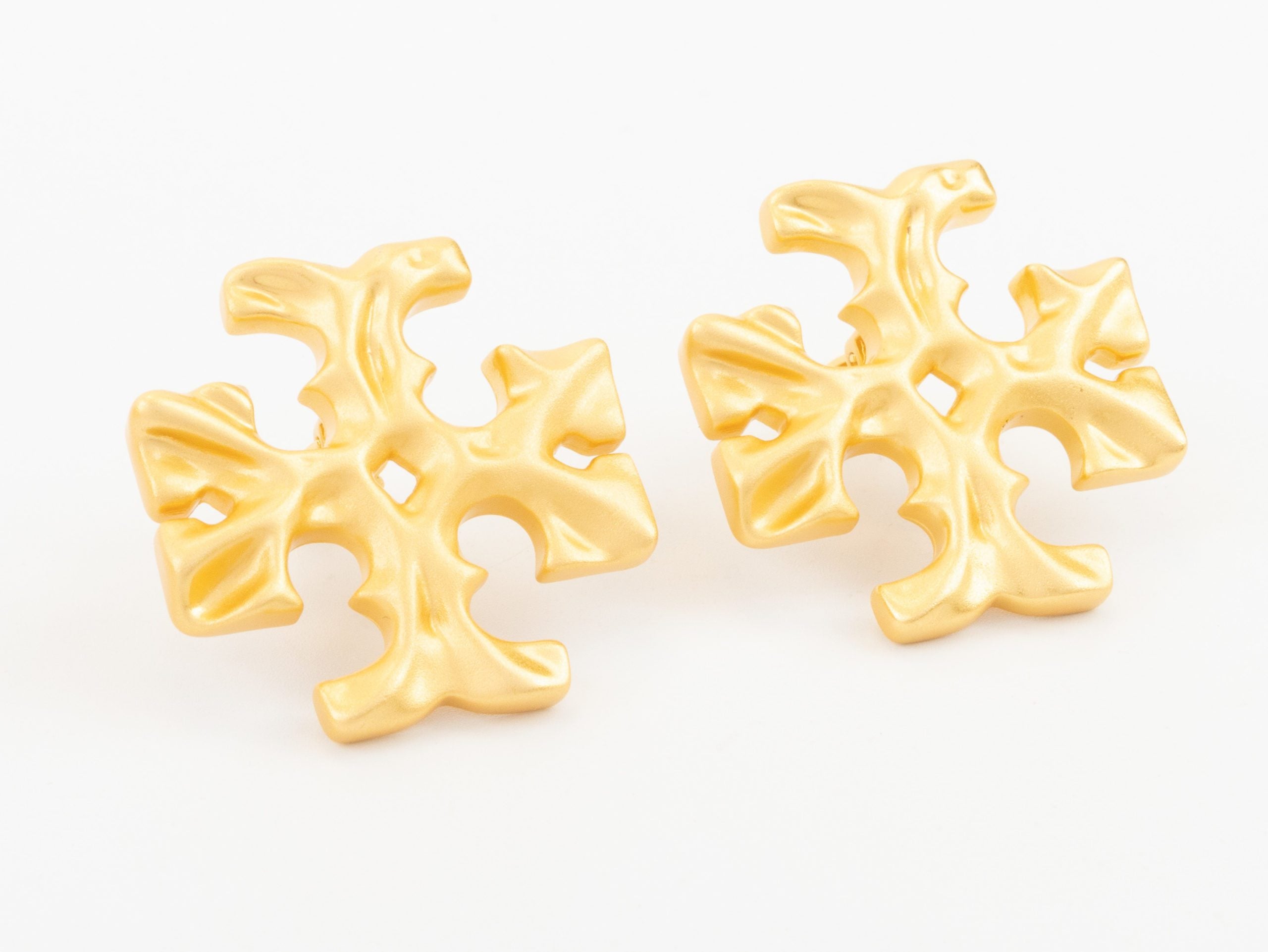 Gold earrings with T motifs matt finish clip ons
