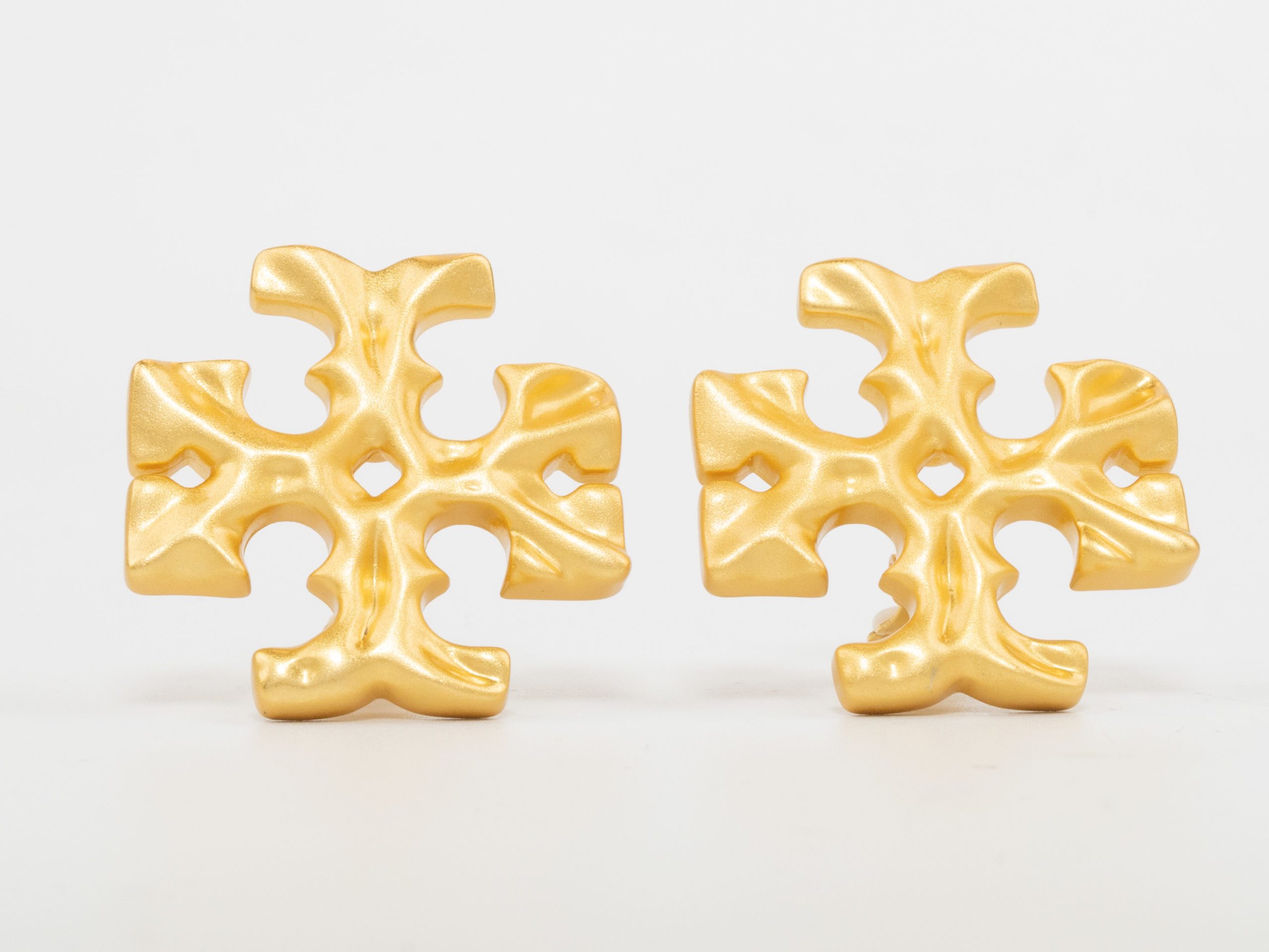 Gold earrings with T motifs matt finish clip ons