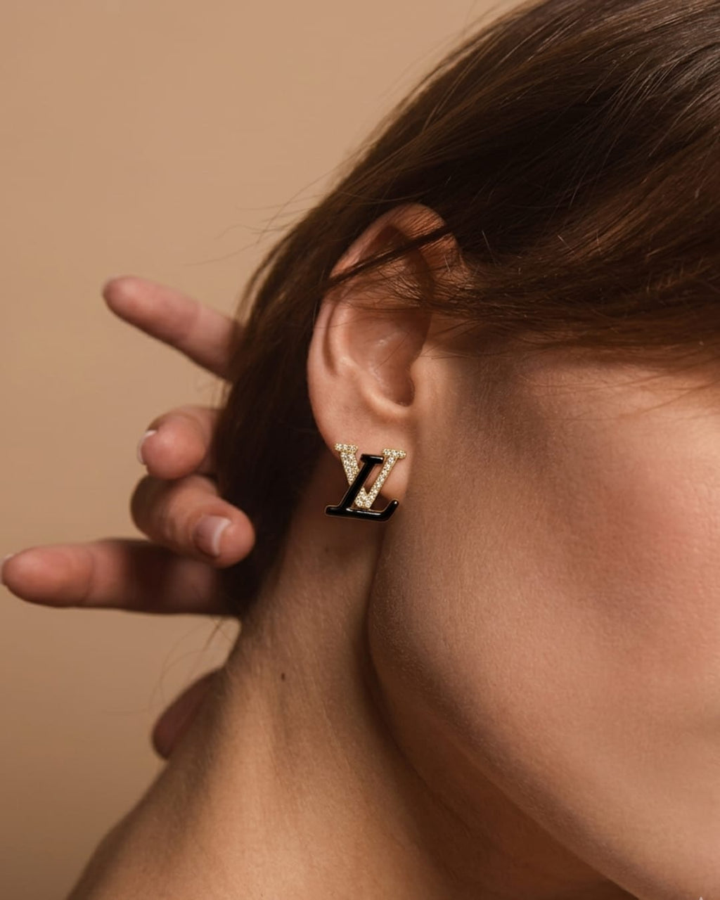 alphabet LV Noir Spark earring