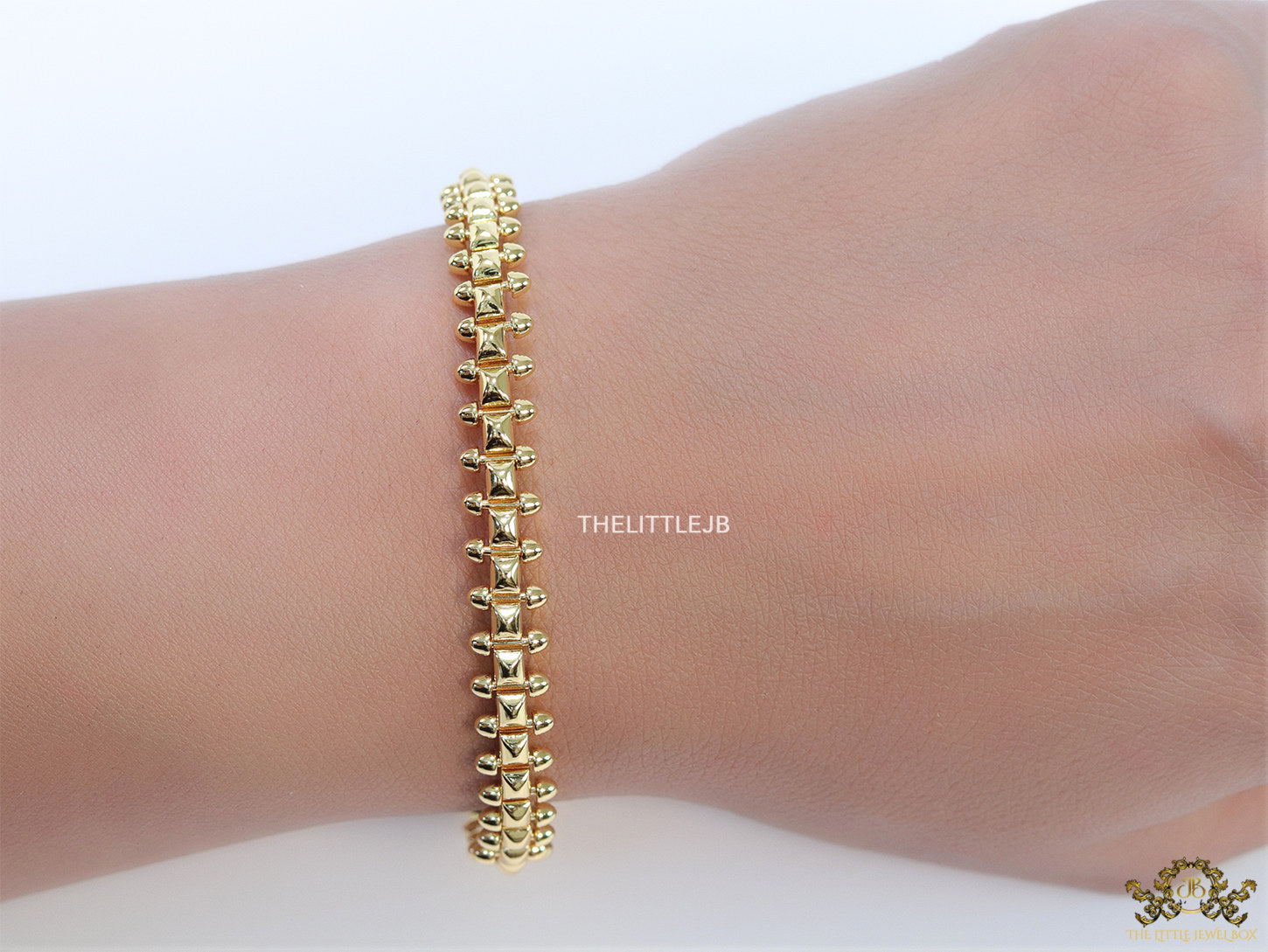 Simple gold plated bracelet with gold plated details