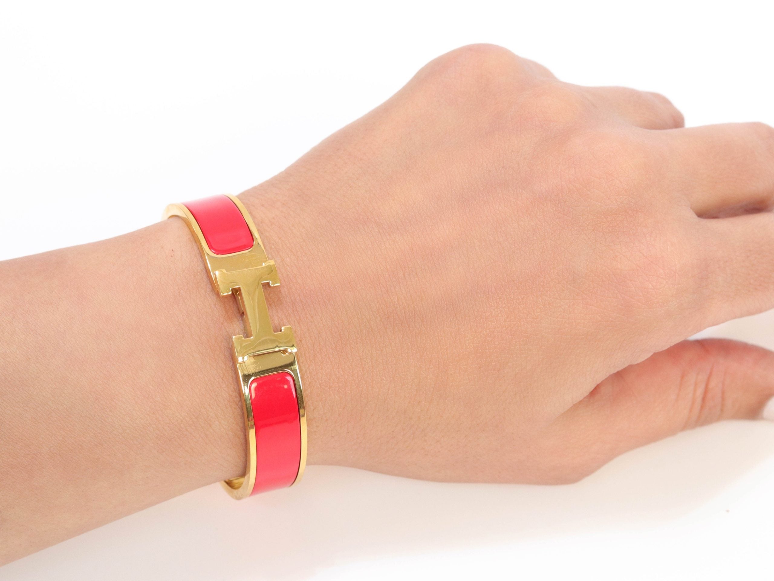 Alphabet H red 12 mm bracelet in gold