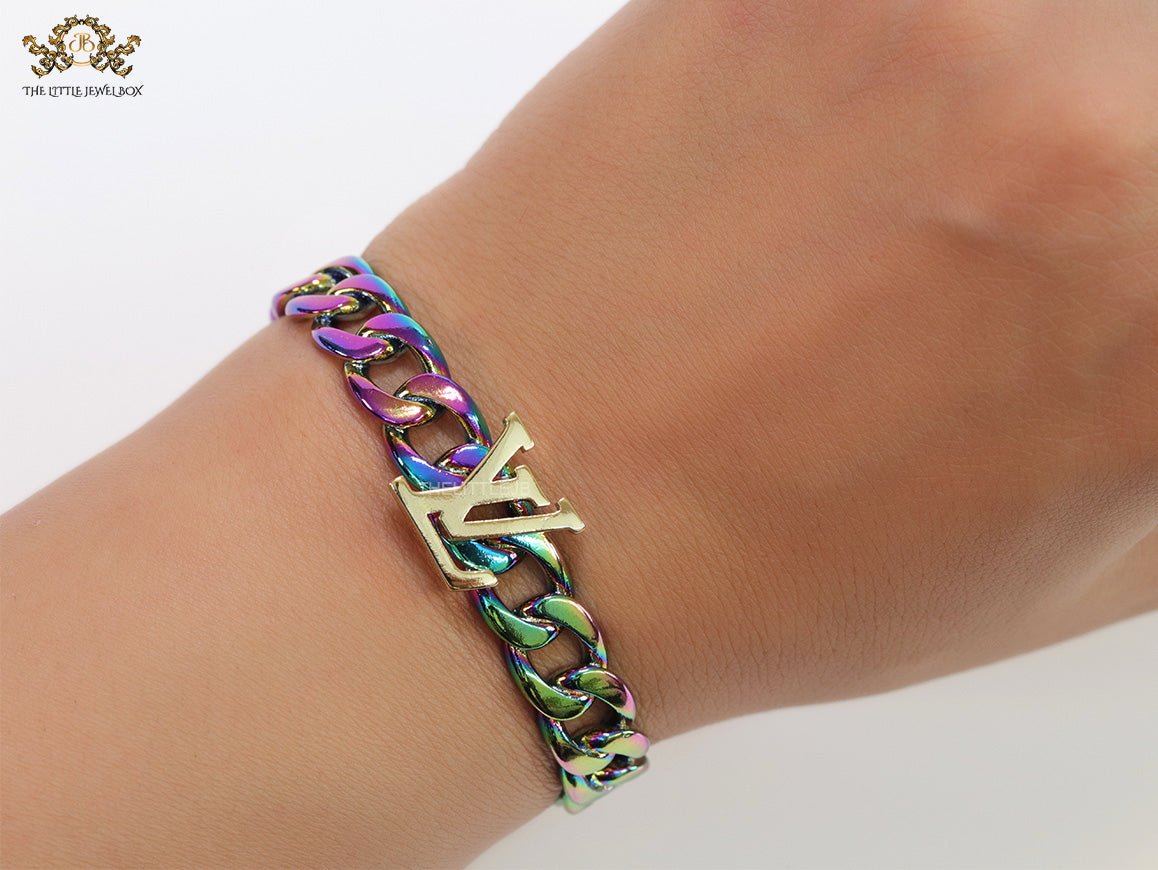 Multicoloured link chain bracelet with alphabets