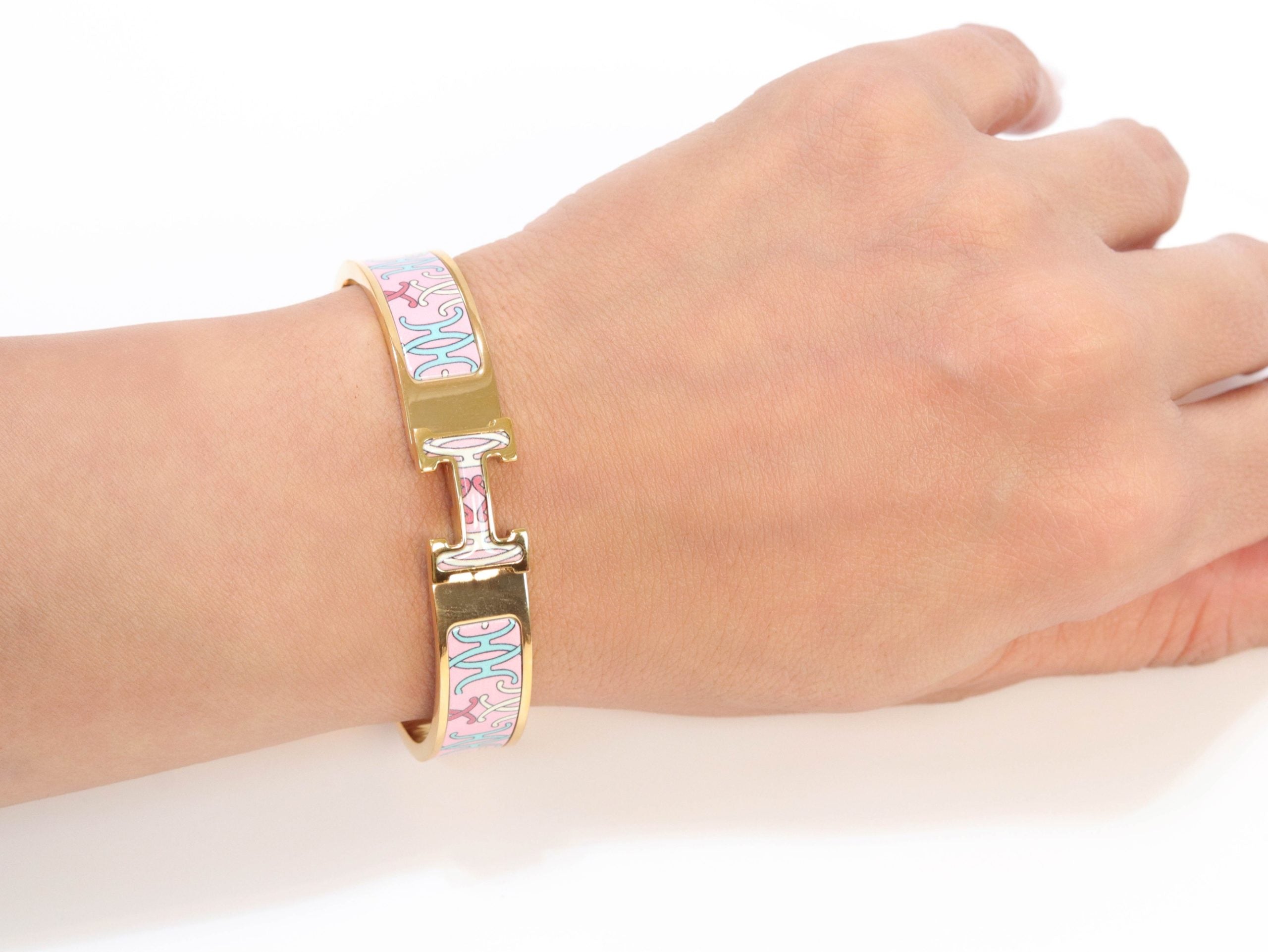 Alphabet H pastel pink bracelet