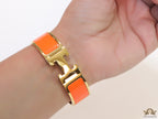 Openable H motif orange bracelet 18mm wide in a shiny gold plating