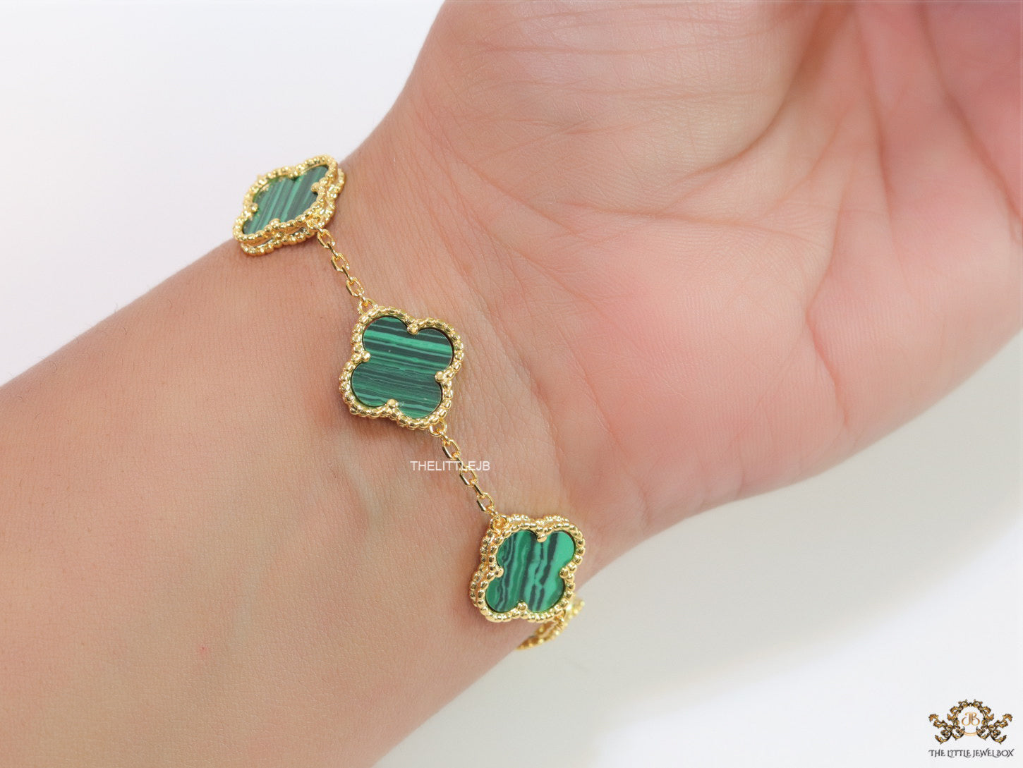 Gold plated chain bracelet with clovers in malachite green