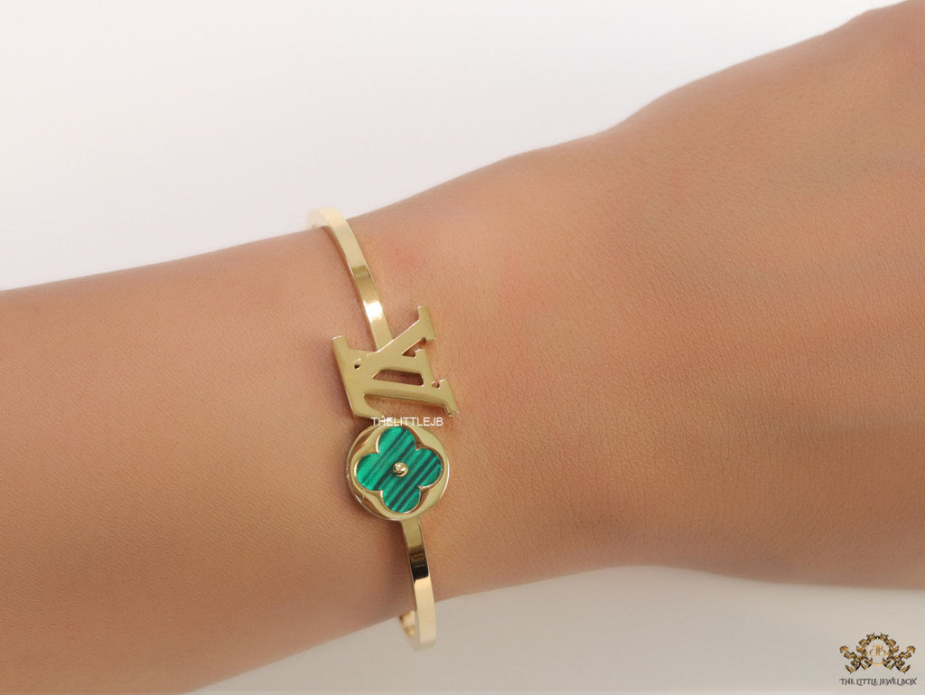 Gold plated alphabet bracelet with malachite green clover