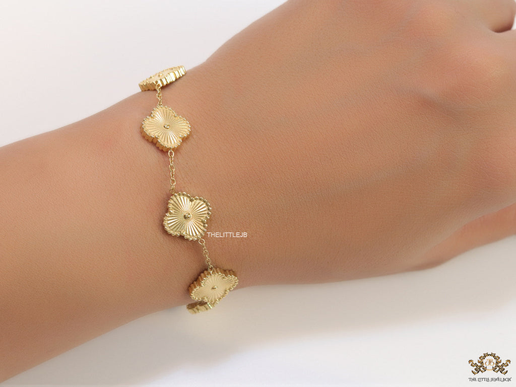 Gold plated chain bracelet with flower motifs