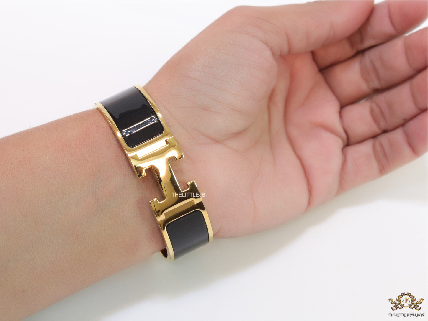 Openable H motif 18mm black bracelet in a shiny gold plating