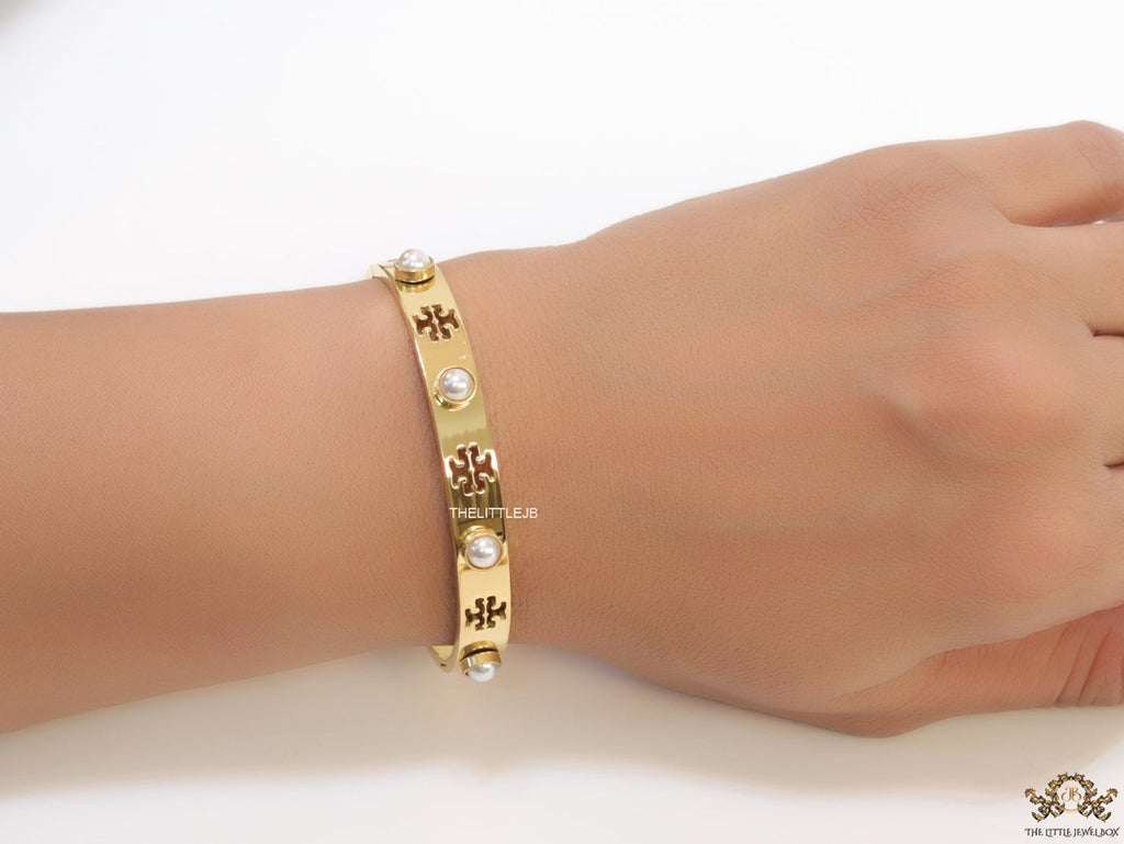 Golden bracelet with pearls and twin T cutwork