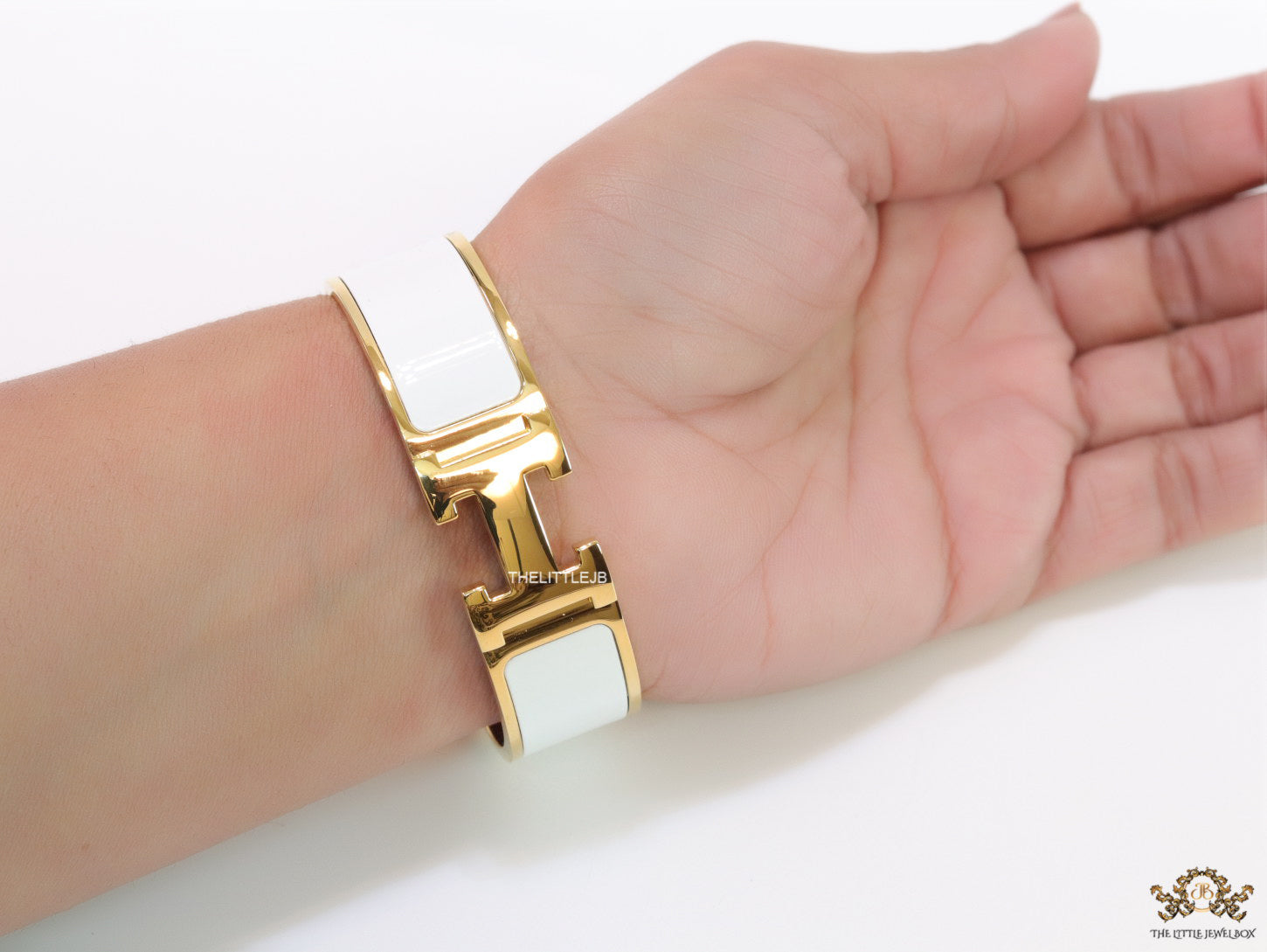Openable H motif white 18mm bracelet in a shiny gold plating