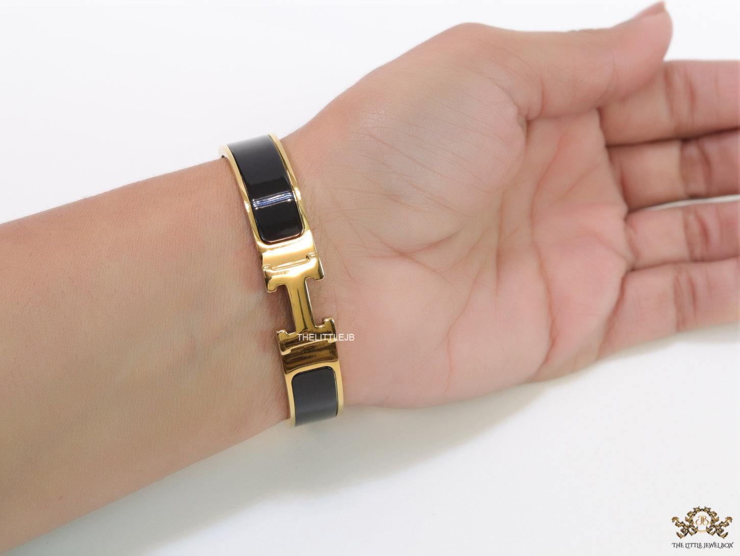 Alphabet H Black 12 mm  Bracelet in gold
