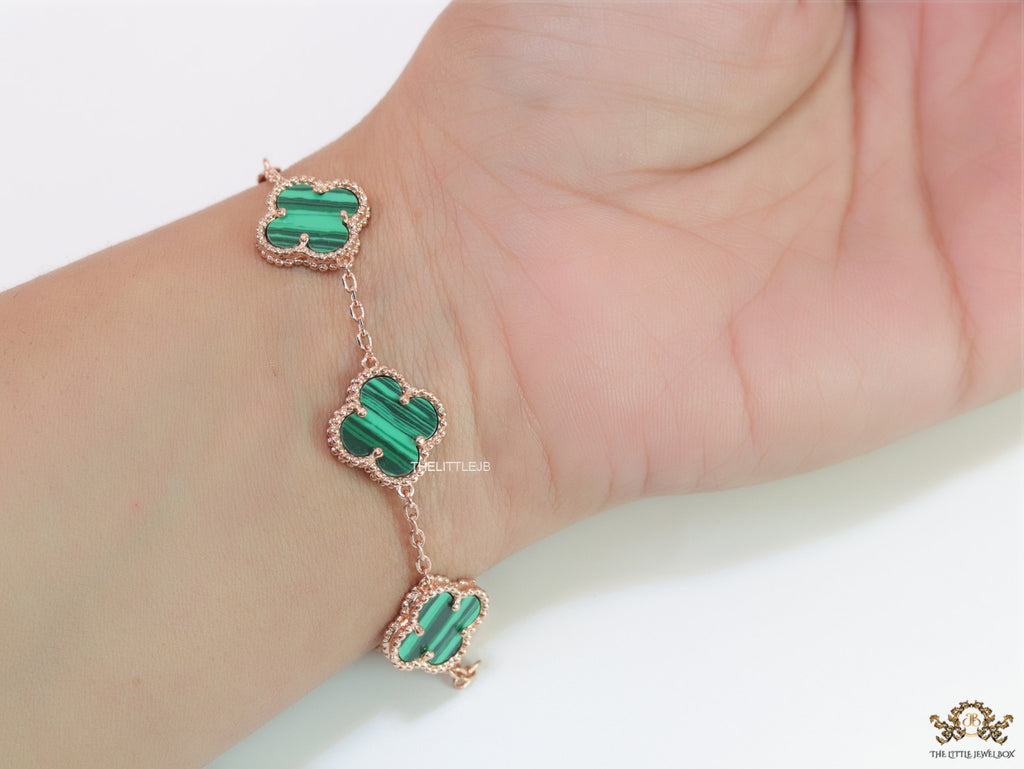 Rose gold plated chain bracelet with clovers in malachite green