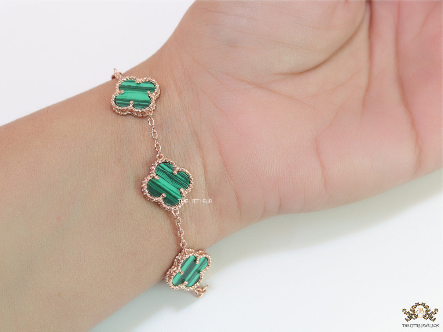 Rose gold plated chain bracelet with clovers in malachite green