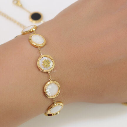 Gold plated chain bracelet with T motif on MOP