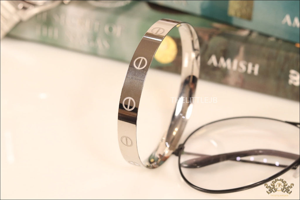 Men's bracelet with screws in platinum finish