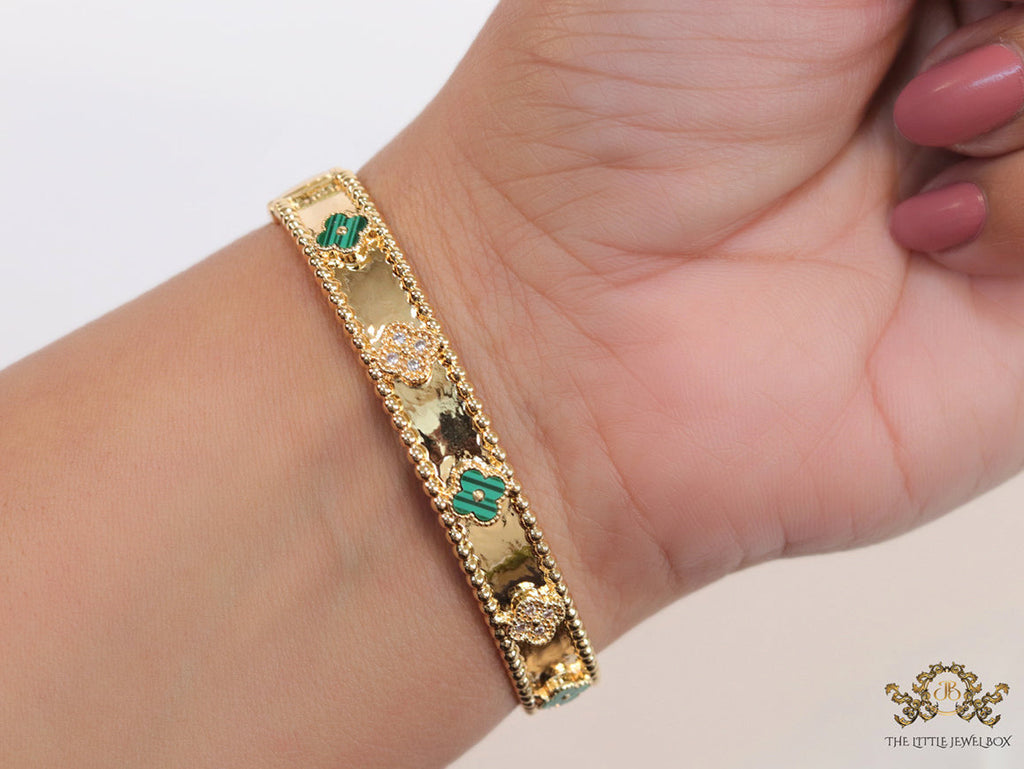 Gold plated bracelet with clover motifs in cz and malachite green