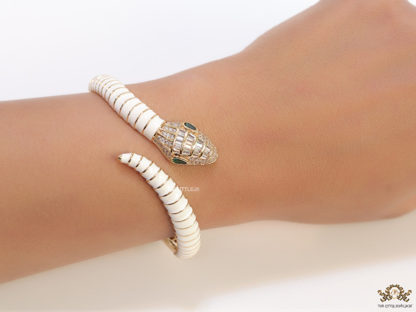 Top open serpentine bracelet in white enamel with rose gold plated details and cubic zirconia stones head