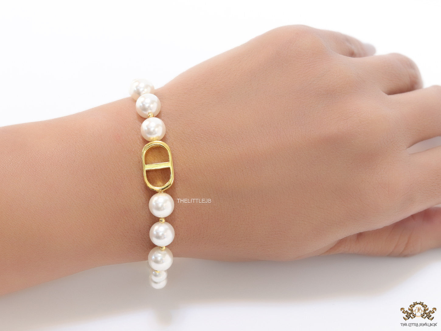 White pearl bracelet with gold plated alphabet motif
