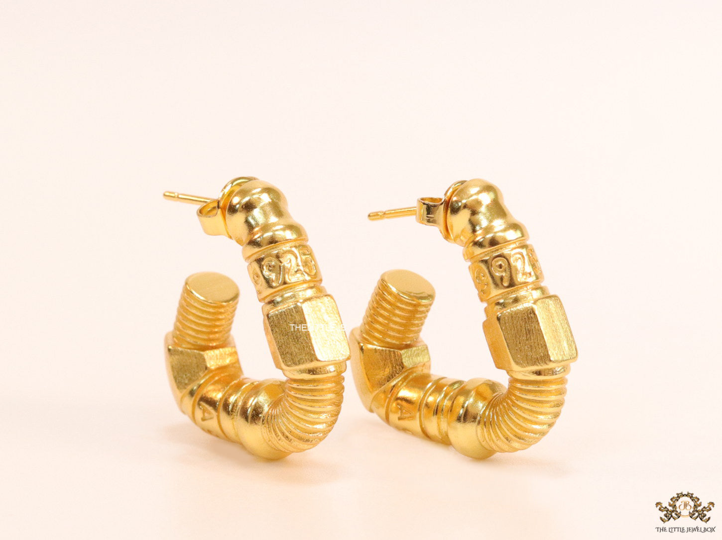 Gold plated open twisted screw shape earrings with numeric inscription
