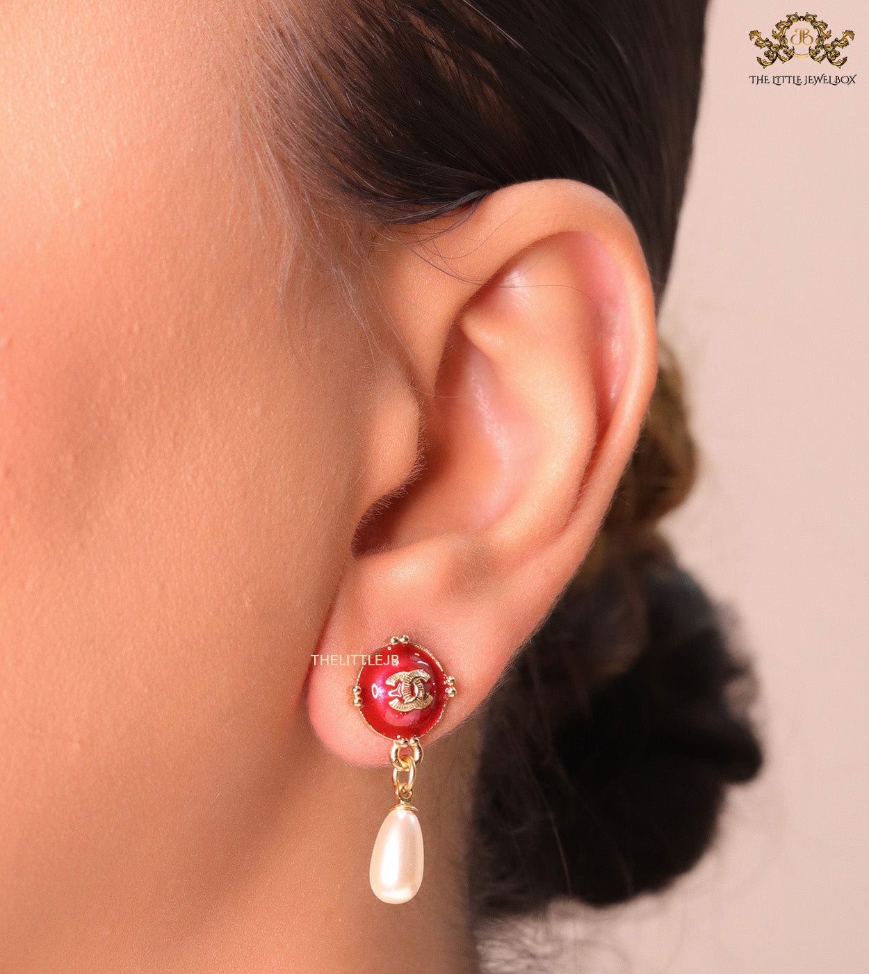 Double C motif earrings with pearl hanging