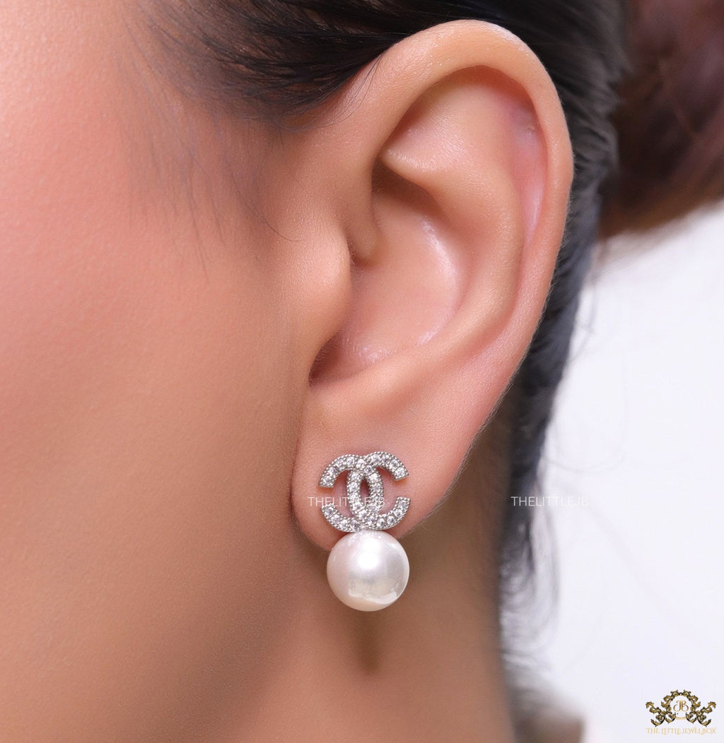 Twin C motif stud in platinum and cz with pearl drop