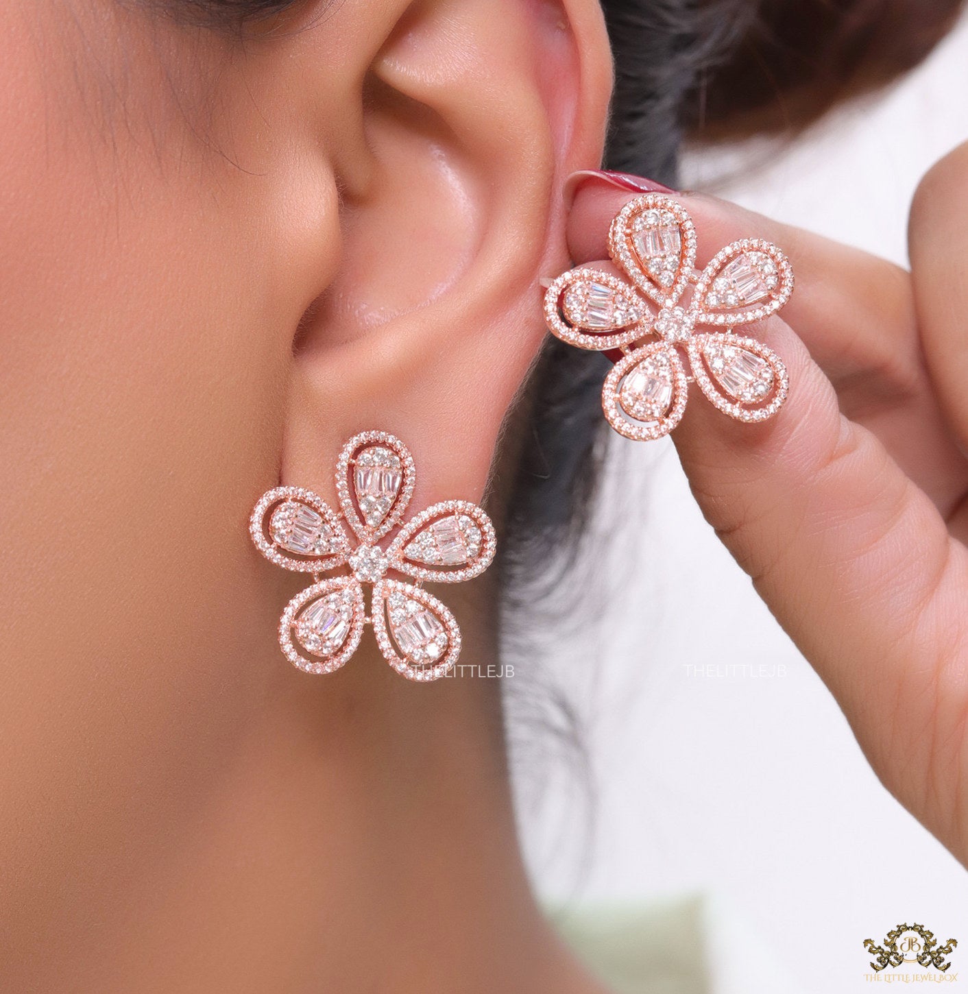 Shiny floral stud earrings in rose gold and cz