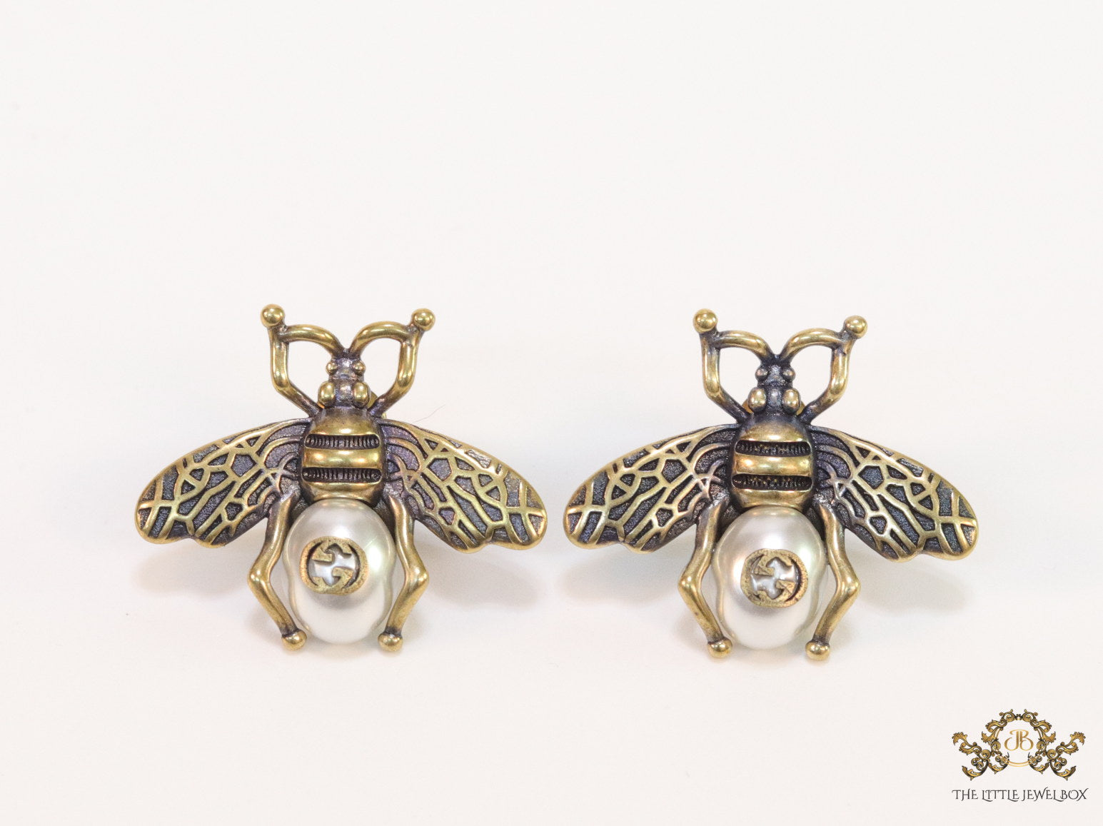 Bee shape stud earrings with shell pearl