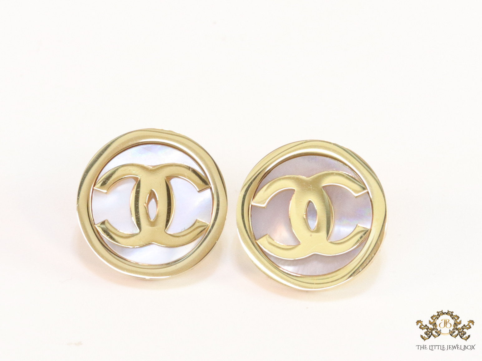 Golden stud earrings with MOP and twin C motif