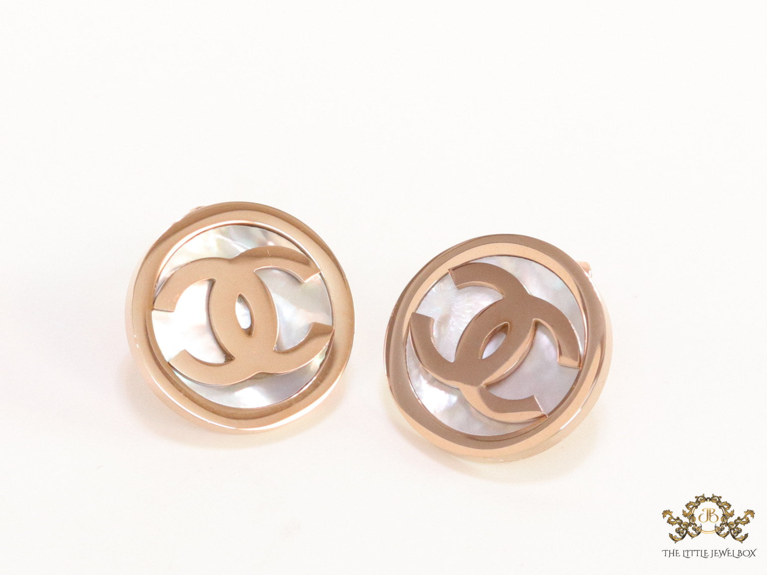 Rose gold stud earrings with MOP and twin C motif
