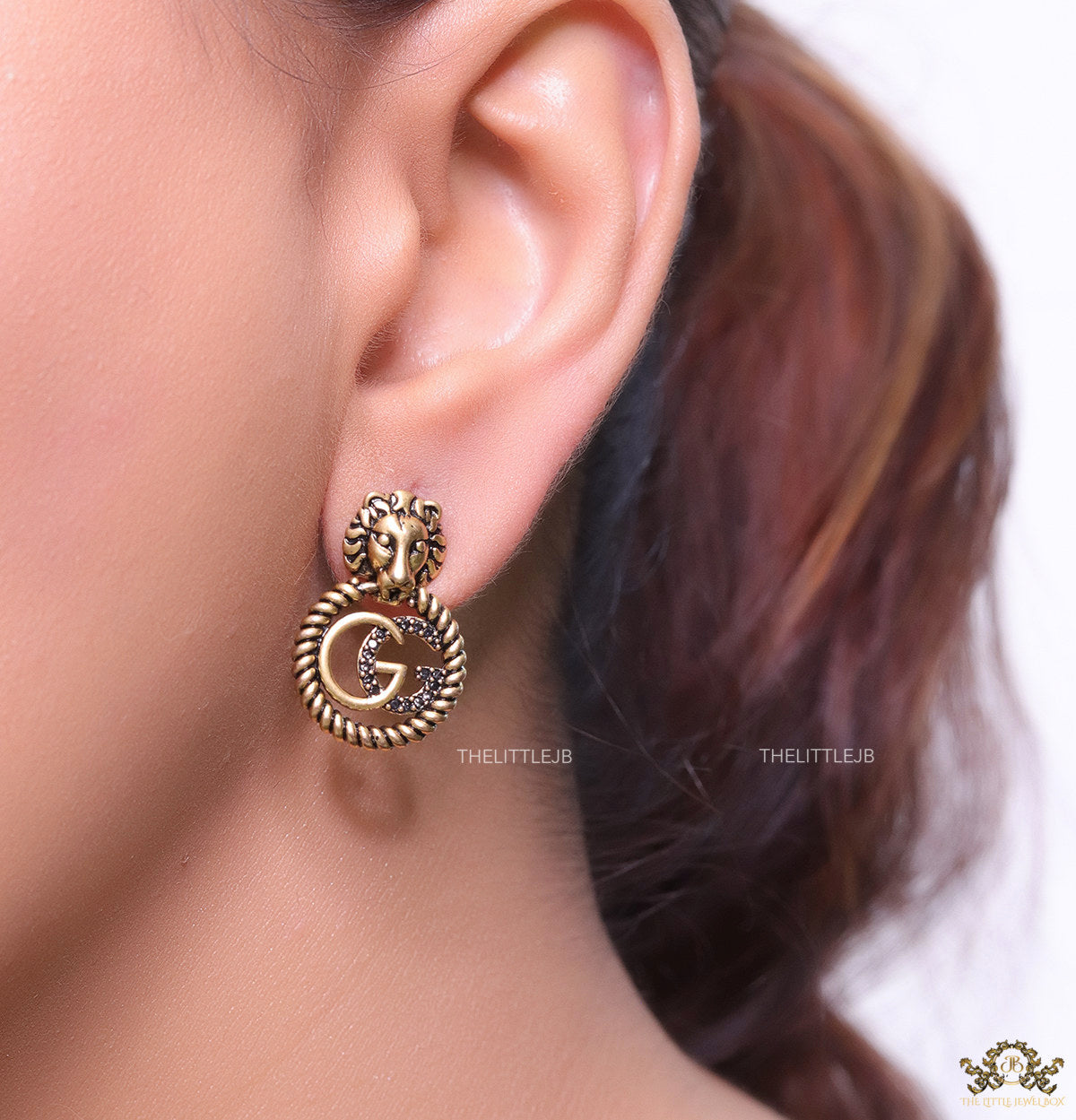 Lion head twin G earrings in gold finish