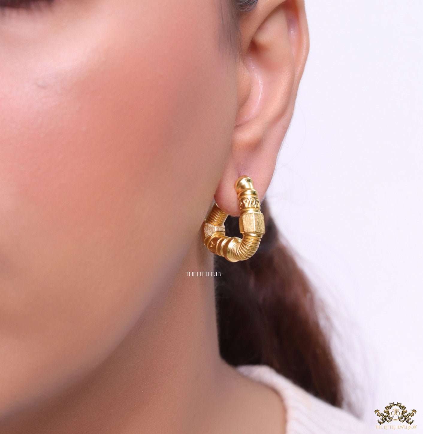 Gold plated open twisted screw shape earrings with numeric inscription