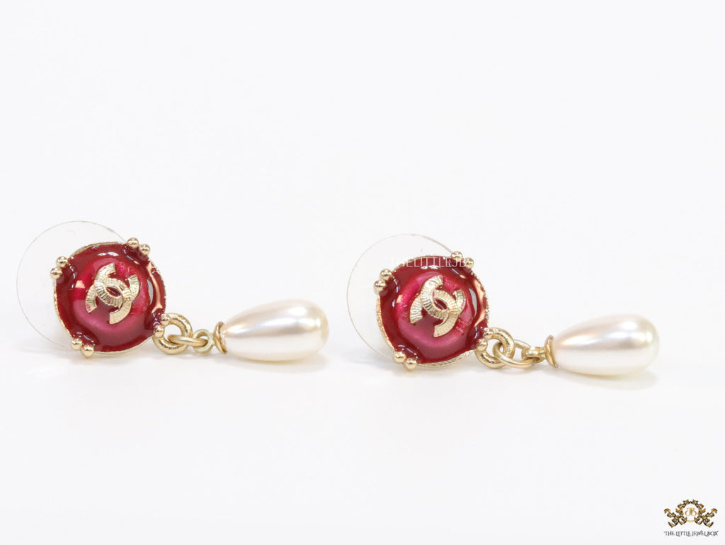 Double C motif earrings with pearl hanging