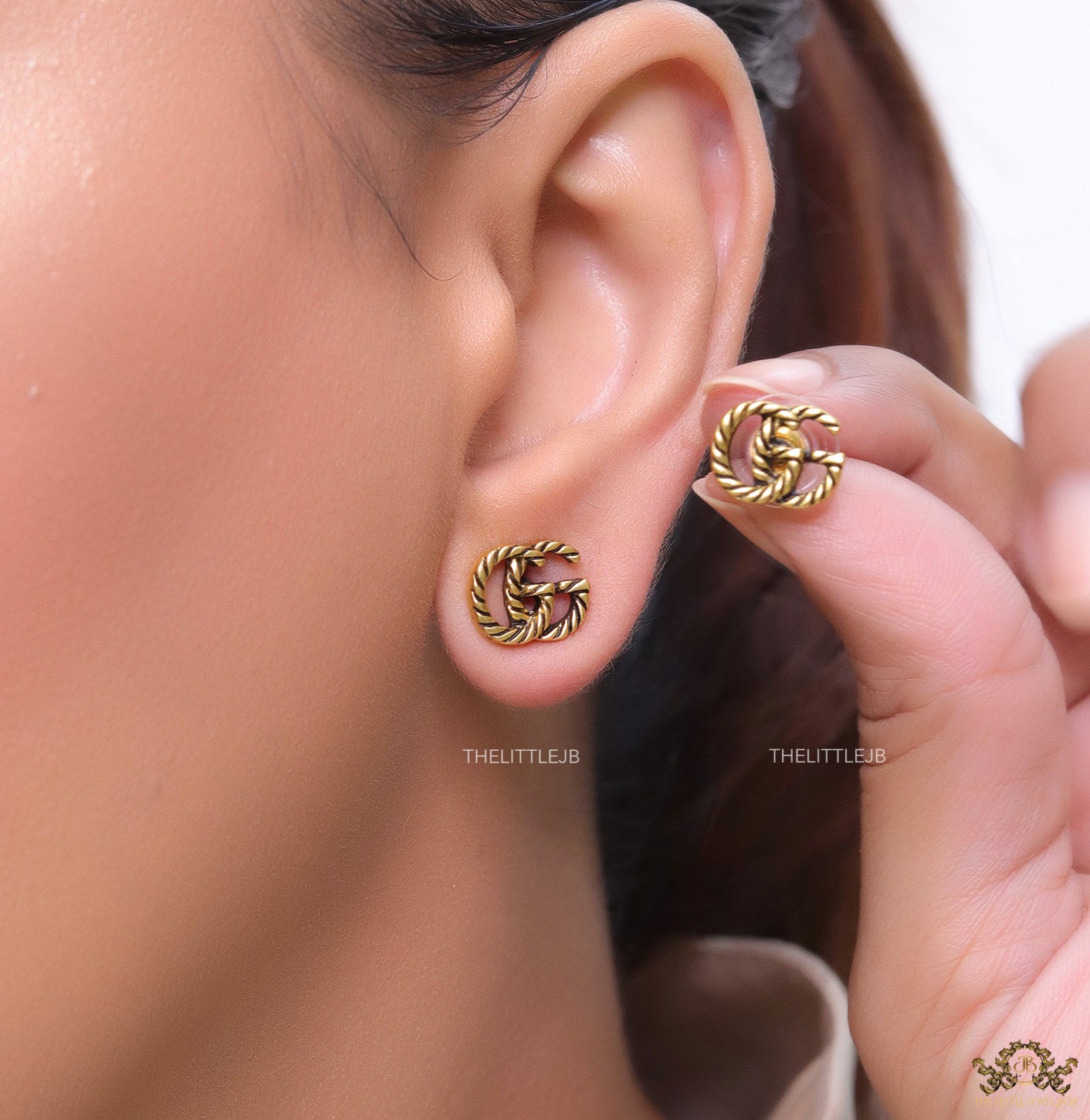 Double G motif studs with rope texture in antique gold finish