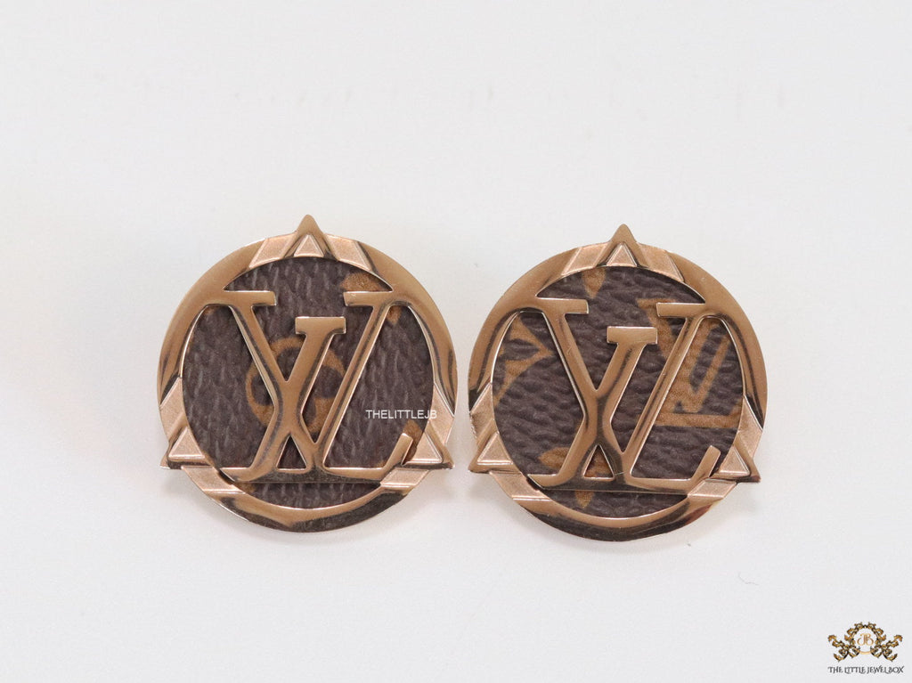 Alphabet stud earrings in leather and rose gold finish