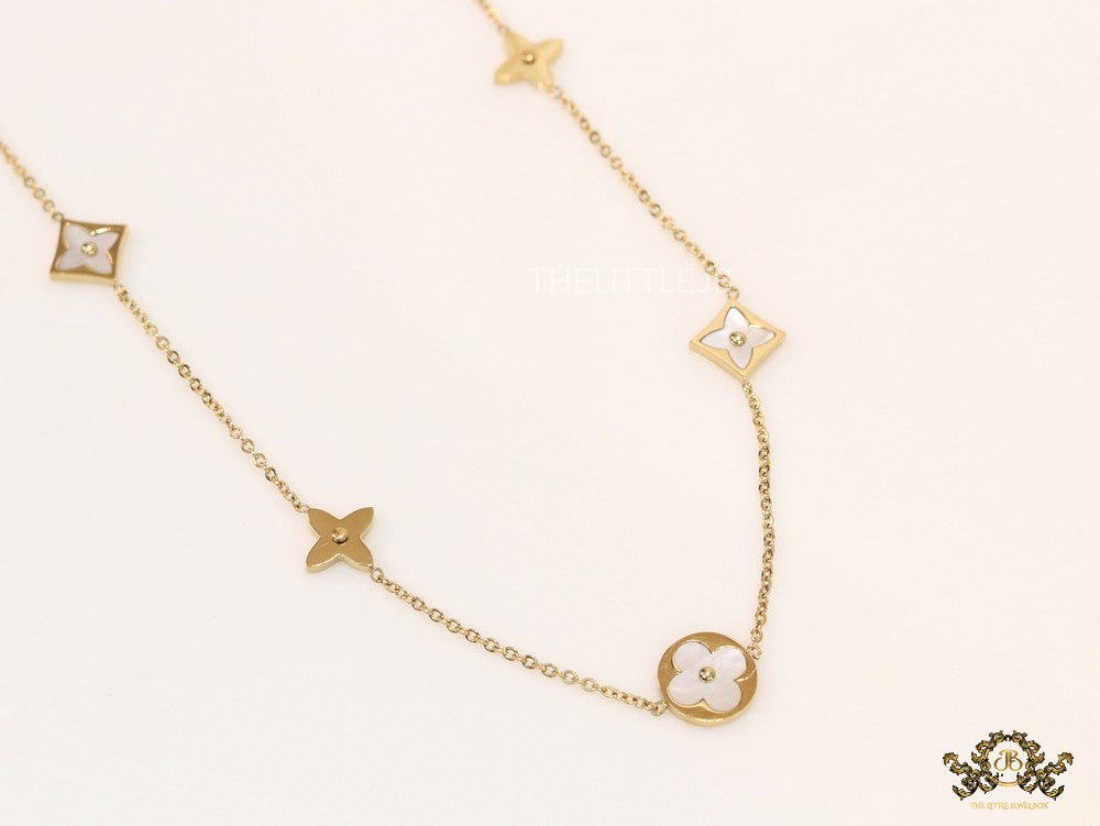 Gold chain necklace with clover motifs