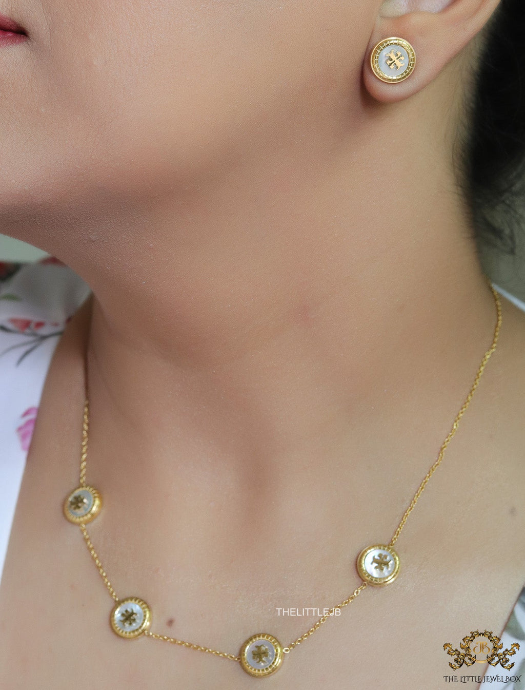 Gold plated necklace set with T motif mother of pearl discs