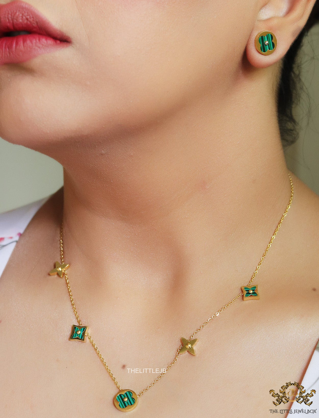 Clover necklace set in green malachite and gold plating