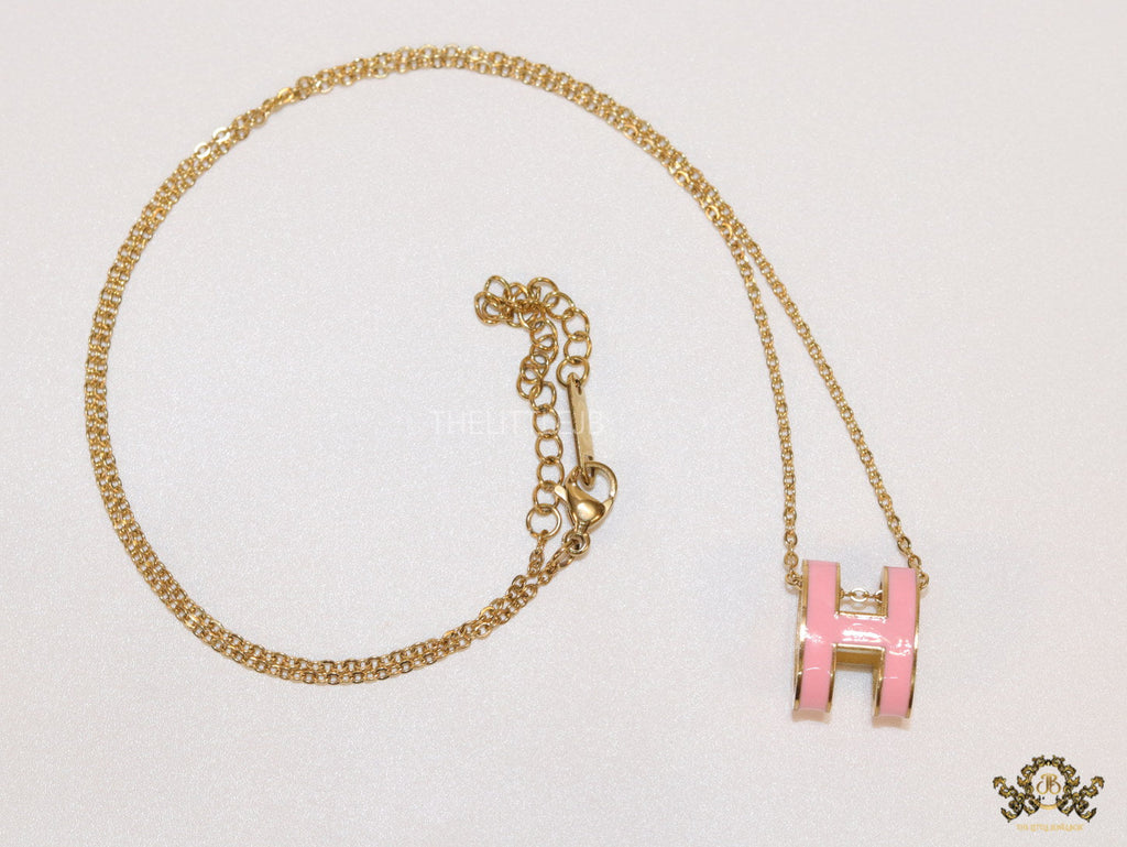 Gold chain necklace with pink enamel H motif